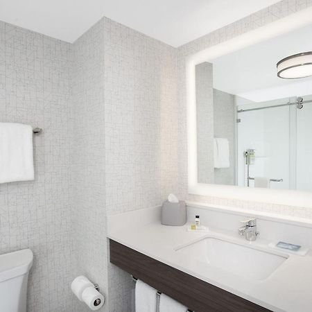 Holiday Inn Express Hotel & Suites Ottawa Airport By Ihg Bagian luar foto
