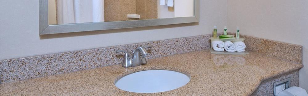 Holiday Inn Express Hotel & Suites Ottawa Airport By Ihg Bagian luar foto