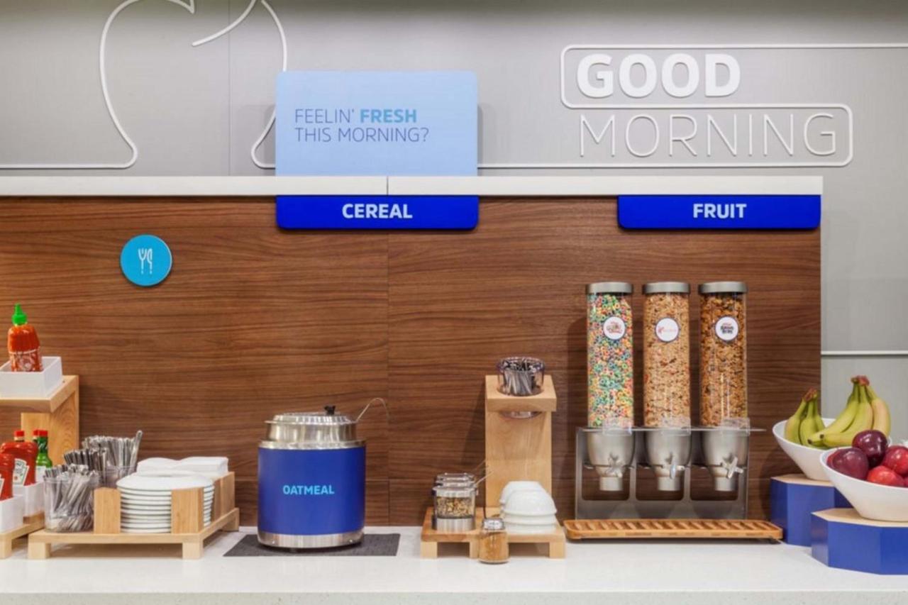 Holiday Inn Express Hotel & Suites Ottawa Airport By Ihg Bagian luar foto