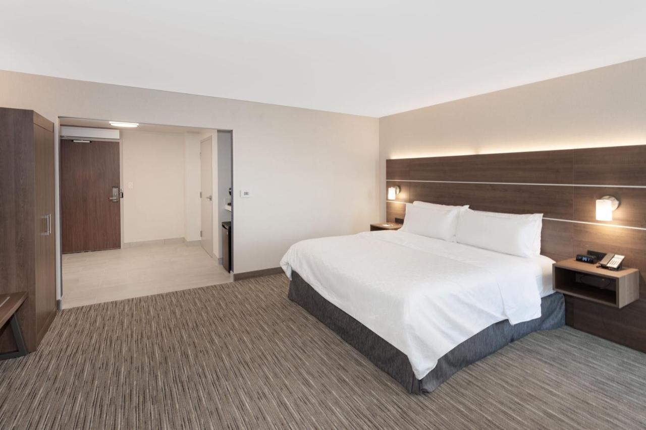 Holiday Inn Express Hotel & Suites Ottawa Airport By Ihg Bagian luar foto