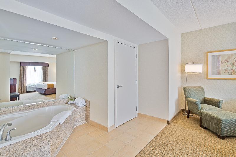 Holiday Inn Express Hotel & Suites Ottawa Airport By Ihg Bagian luar foto