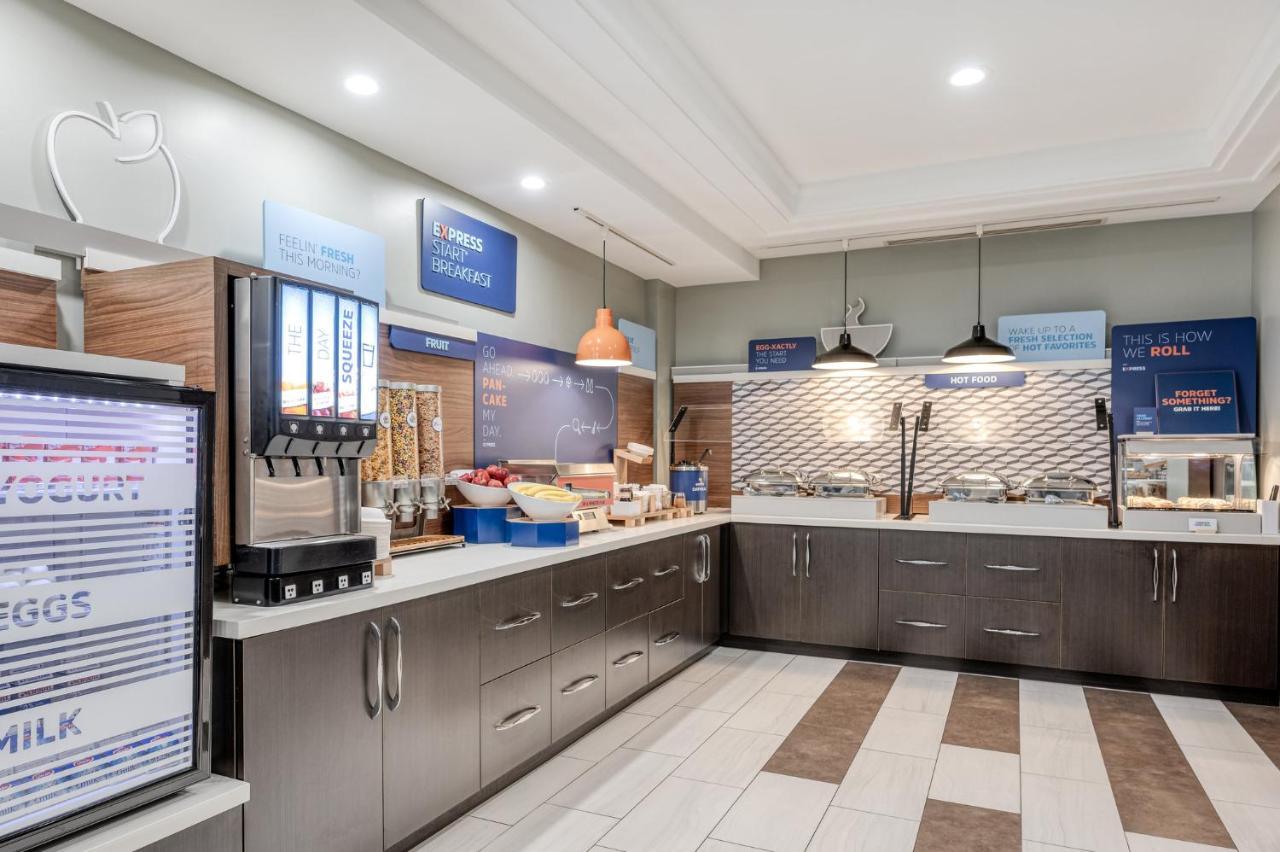 Holiday Inn Express Hotel & Suites Ottawa Airport By Ihg Bagian luar foto