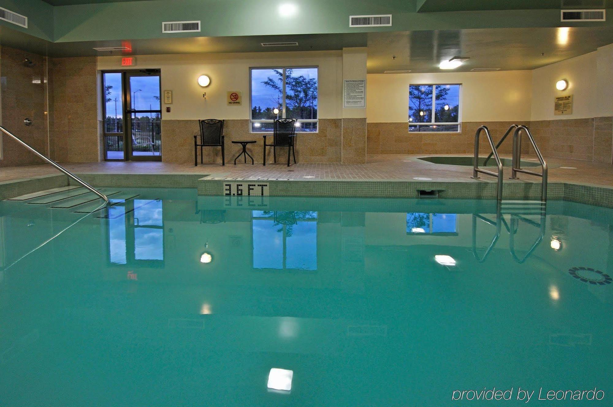 Holiday Inn Express Hotel & Suites Ottawa Airport By Ihg Bagian luar foto
